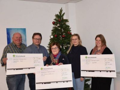 Weihnachtliche Scheckübergabe für den guten Zweck